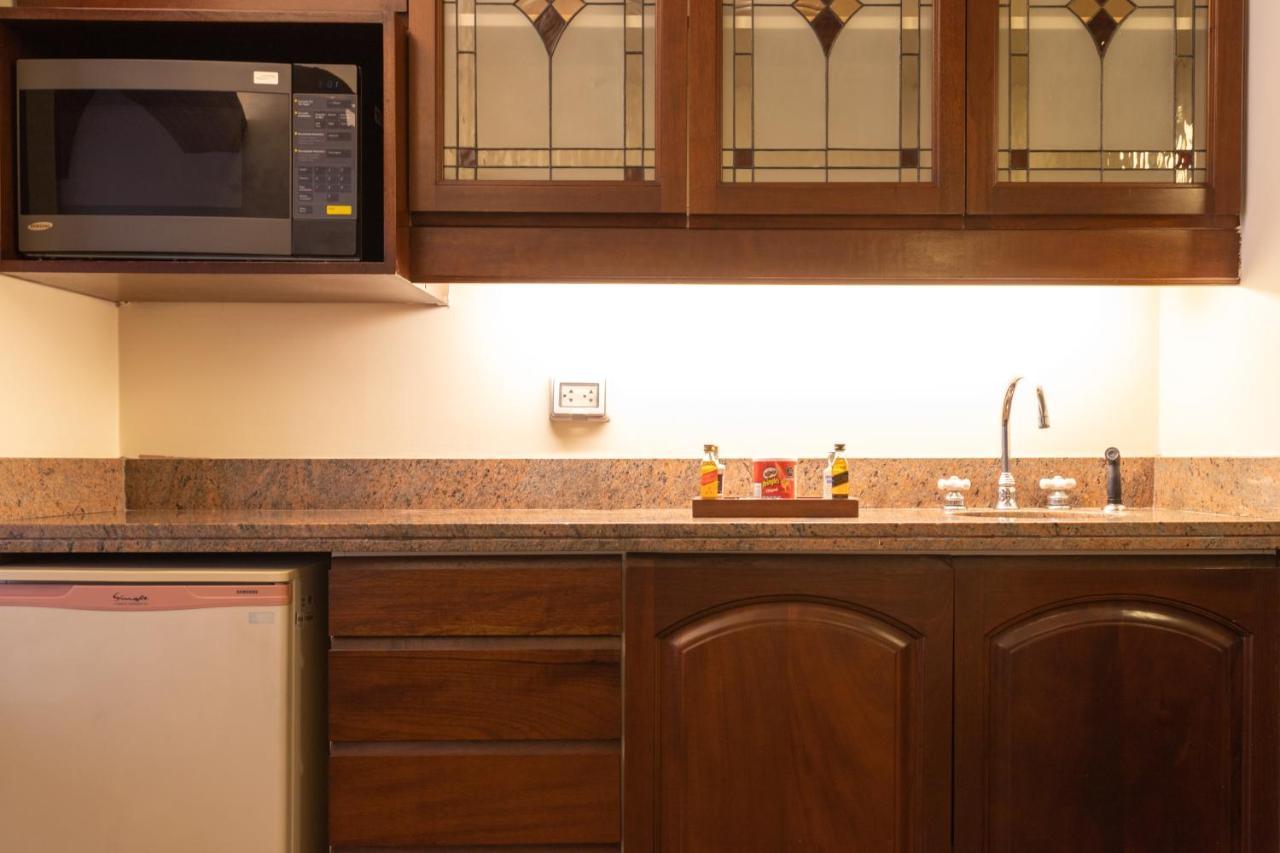 J&A Classic Hotel Lima Eksteriør billede A kitchen with under-cabinet lighting