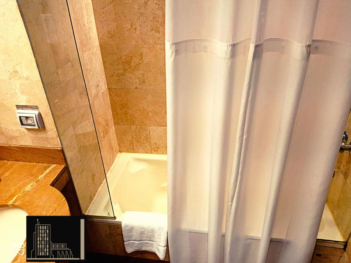 J&A Classic Hotel Lima Eksteriør billede Shower curtain