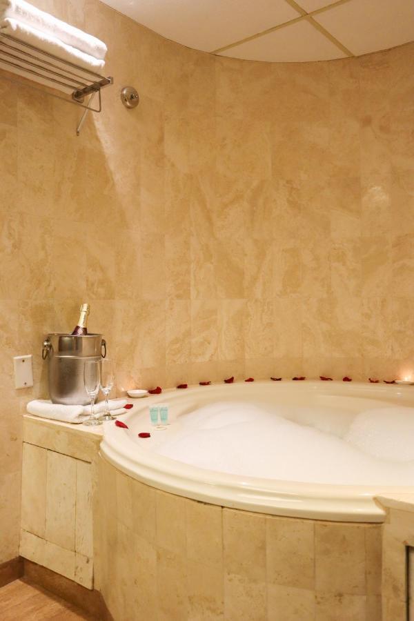 J&A Classic Hotel Lima Eksteriør billede A bubble bath