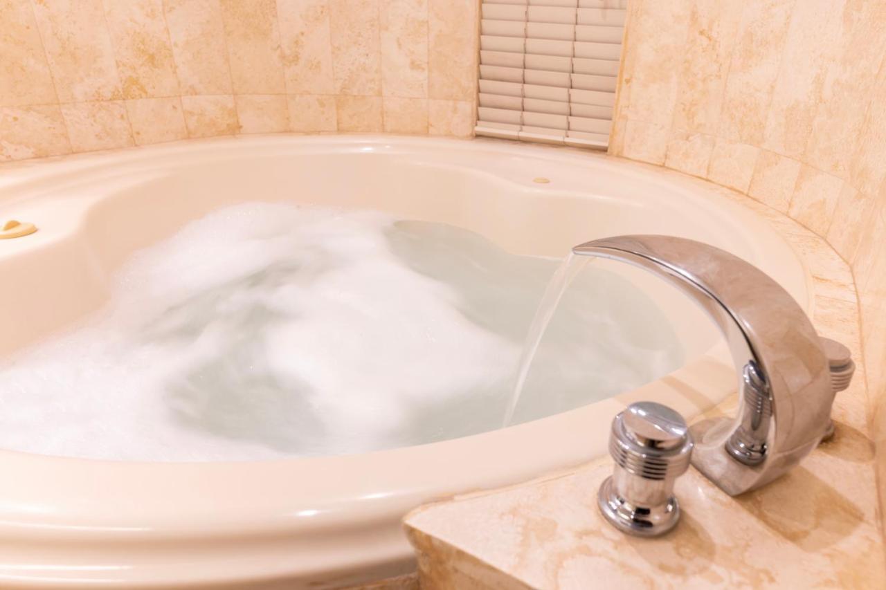 J&A Classic Hotel Lima Eksteriør billede A bathtub