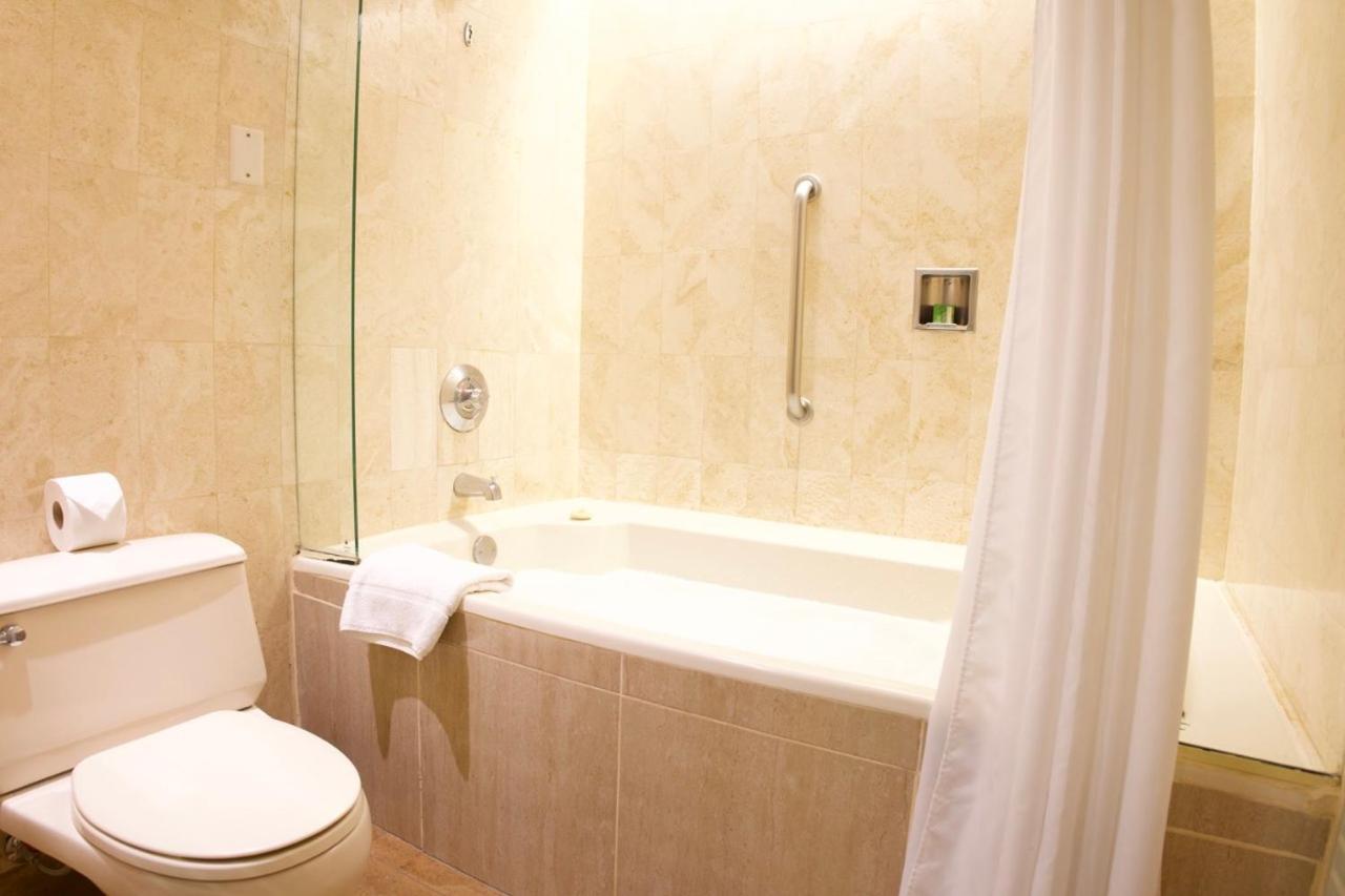 J&A Classic Hotel Lima Eksteriør billede A bathtub with shower curtain
