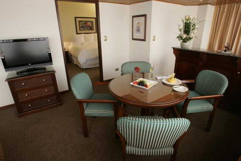 J&A Classic Hotel Lima Værelse billede A suite at the hotel